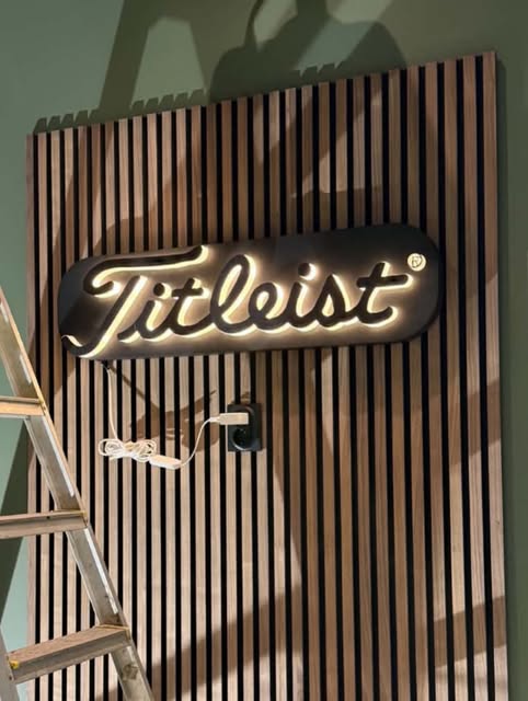 Belyst skylt med Titleist-logga